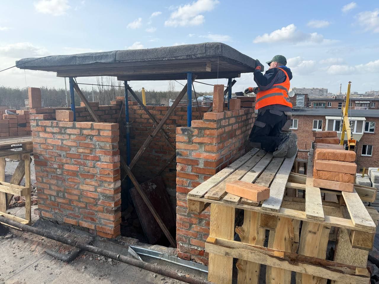 Відновлення будинку триває у Новобаварському районі